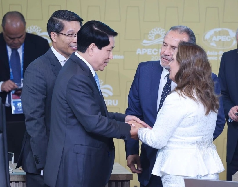 Chủ tịch nước Lương Cường với Tổng thống Peru Dina Ercilia Boluarte Zegarra tại Đối thoại không chính thức giữa các nhà lãnh đạo APEC với khách mời. (Ảnh: TTXVN)