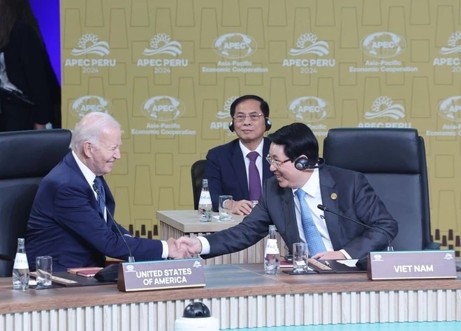 Chủ tịch nước Lương Cường với Tổng thống Hoa Kỳ Joe Biden dự Đối thoại không chính thức giữa các nhà lãnh đạo APEC với khách mời. (Ảnh: TTXVN)