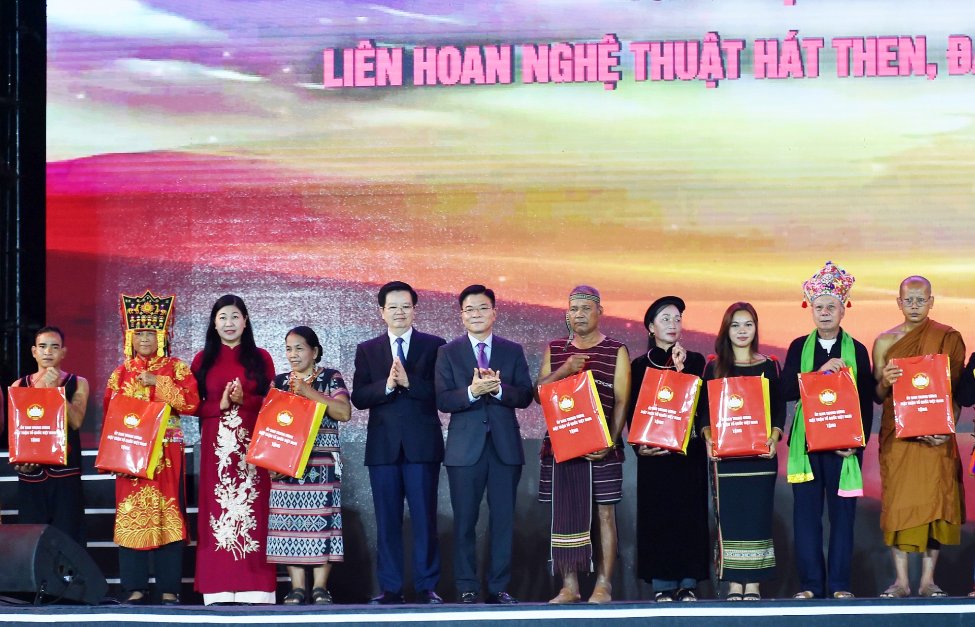  Phó Thủ tướng Lê Thành Long trao quà cho đồng bào các dân tộc đang tham gia hoạt động hằng ngày tại Làng và các đoàn về tham gia Liên hoan - Ảnh: VGP