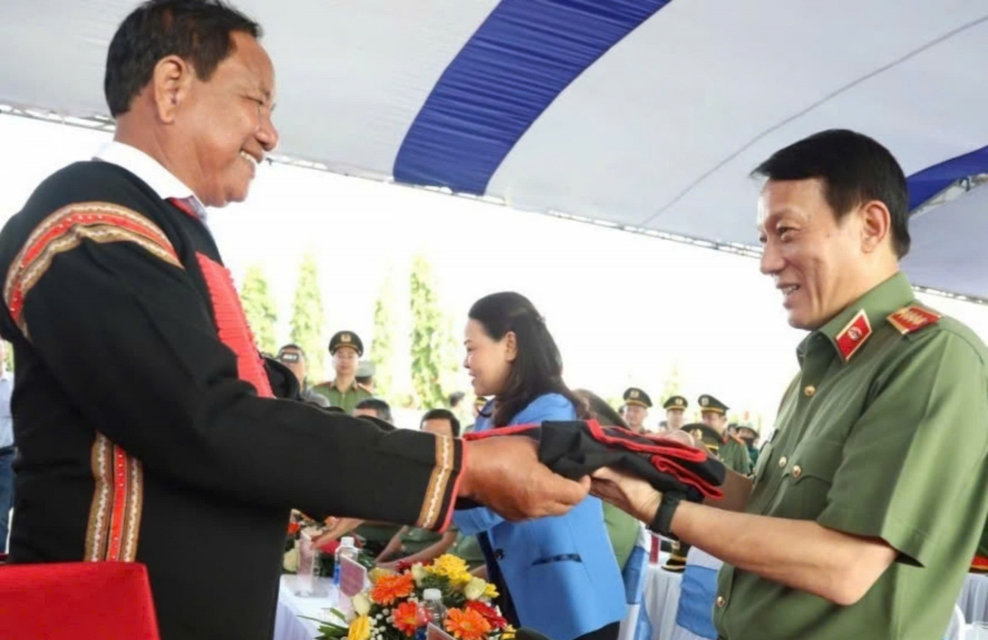 Già làng xã Ea Ktur trao quà tặng Bộ trưởng Bộ Công an Lương Tam Quang