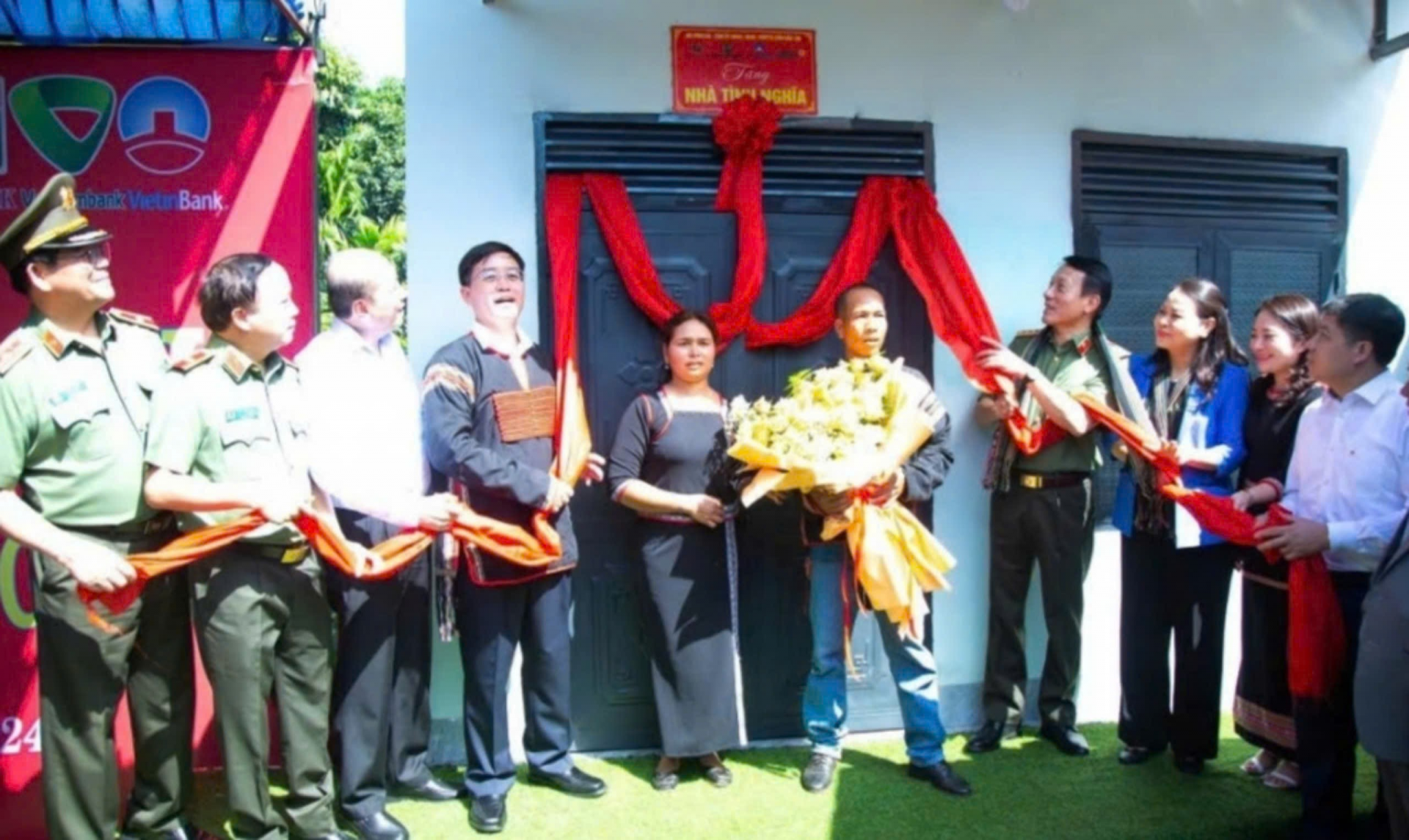 Lãnh đạo Bộ Công an và lãnh đạo tỉnh trao nhà tặng hộ nghèo tại xã Ea Tiêu, huyện Cư Kuin