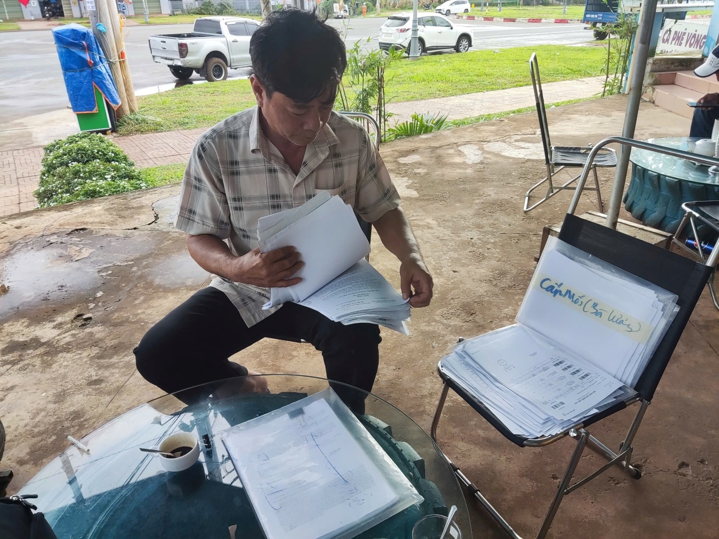 Ông Phan Văn Phúc với nhiều hồ sơ, tài liệu chờ cơ quan chức năng sớm tiến hành thi hành án