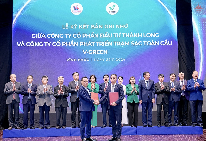 Phó Bí thư Thường trực Tỉnh ủy Bùi Huy Vĩnh; Chủ tịch UBND tỉnh Trần Duy Đông cùng các đại biểu chứng kiến Lễ ký kết Biên bản ghi nhớ giữa Công ty Cổ phần đầu tư Thành Long và Công ty Cổ phần phát triển trạm sạc toàn cầu V-Green. Phó Bí thư Thường trực Tỉnh ủy Bùi Huy Vĩnh; Chủ tịch UBND tỉnh Trần Duy Đông cùng các đại biểu chứng kiến Lễ ký kết Biên bản ghi nhớ giữa Công ty Cổ phần đầu tư Thành Long và Công ty Cổ phần phát triển trạm sạc toàn cầu V-Green.