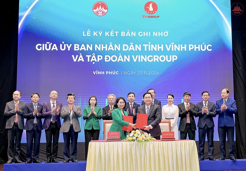 Chủ tịch UBND tỉnh Trần Duy Đông và Phó Chủ tịch Tập đoàn Vingroup Lê Thị Thu Thủy ký Bản ghi nhớ giữa UBND tỉnh và Tập đoàn Vingroup về xúc tiến, thu hút đầu tư, liên kết hợp tác hỗ trợ doanh nghiệp, thúc đẩy chuyển đổi xanh, phát triển bền vững. Chủ tịch UBND tỉnh Trần Duy Đông và Phó Chủ tịch Tập đoàn Vingroup Lê Thị Thu Thủy ký Bản ghi nhớ giữa UBND tỉnh và Tập đoàn Vingroup về xúc tiến, thu hút đầu tư, liên kết hợp tác hỗ trợ doanh nghiệp, thúc đẩy chuyển đổi xanh, phát triển bền vững.