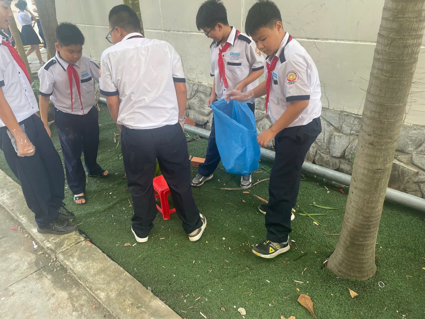 Hình ảnh trong video clip dự thi của một đơn vị dự thi với những hành động nhỏ của Học sinh mỗi ngày cũng góp phần cho môi trường trường học luôn xanh, sạch, đẹp. Hình ảnh trong video clip dự thi của một đơn vị dự thi với những hành động nhỏ của Học sinh mỗi ngày cũng góp phần cho môi trường trường học luôn xanh, sạch, đẹp.