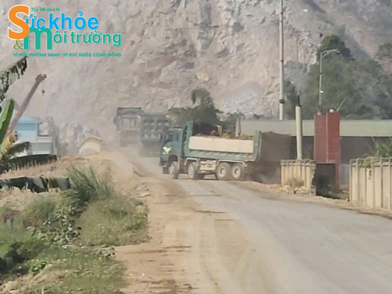 Đơn vị vận chuyển đất không thực hiện các biện pháp bảo vệ môi trường, gây bụi bặm và ảnh hưởng đến cuộc sống người dân Đơn vị vận chuyển đất không thực hiện các biện pháp bảo vệ môi trường, gây bụi bặm và ảnh hưởng đến cuộc sống người dân