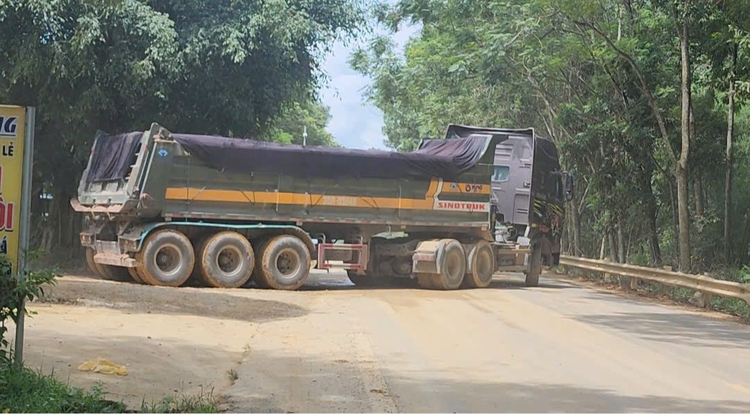 Xe vận chuyển đất cỡ lớn ra vào gây ảnh hưởng đến môi trường