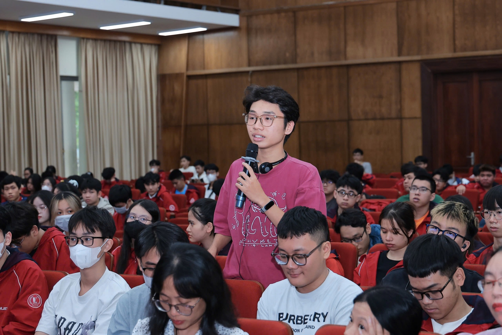 Sinh viên hào hứng kết nối với nhà khoa học