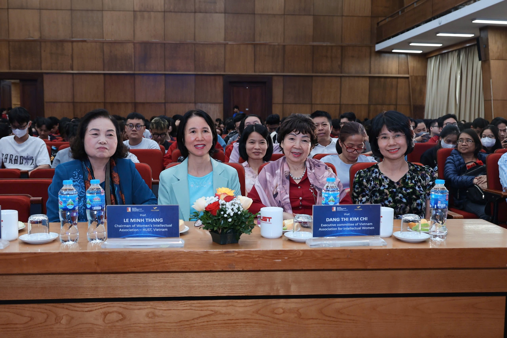 GS.TS Lê Thị Hợp - Chủ tịch Hội Nữ trí thức Việt Nam (Ngoài cùng, bên trái) tham dự hội thảo