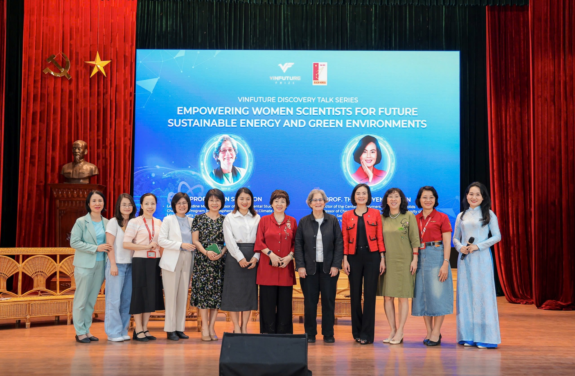 Các nhà khoa học Việt-Mỹ chụp ảnh kỷ niệm