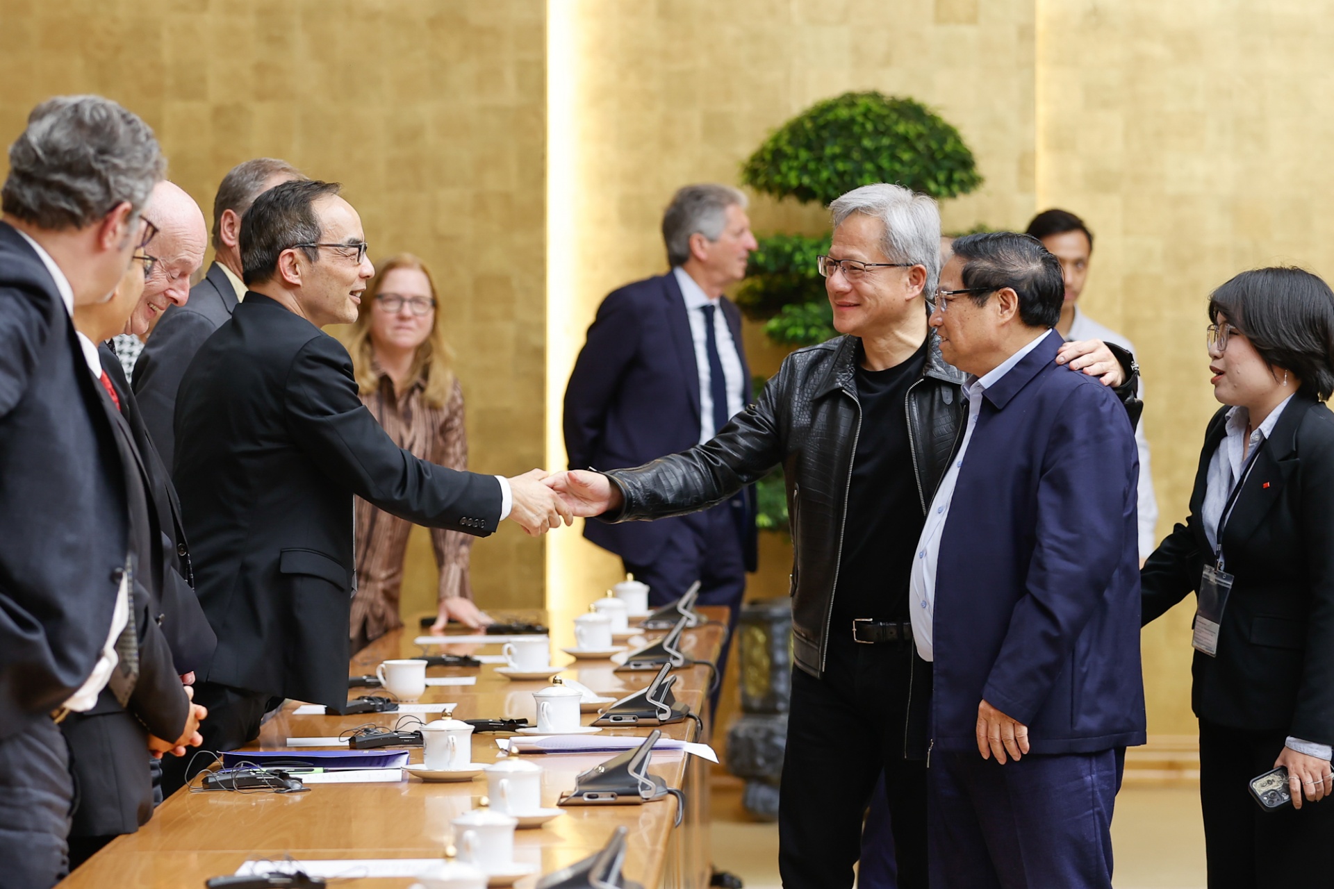   Thủ tướng và Chủ tịch Nvidia chúc mừng các chuyên gia, nhà khoa học tới Việt Nam nhận Giải thưởng VinFuture và tham dự Tuần lễ Khoa học công nghệ VinFuture 2024 - Ảnh: VGP