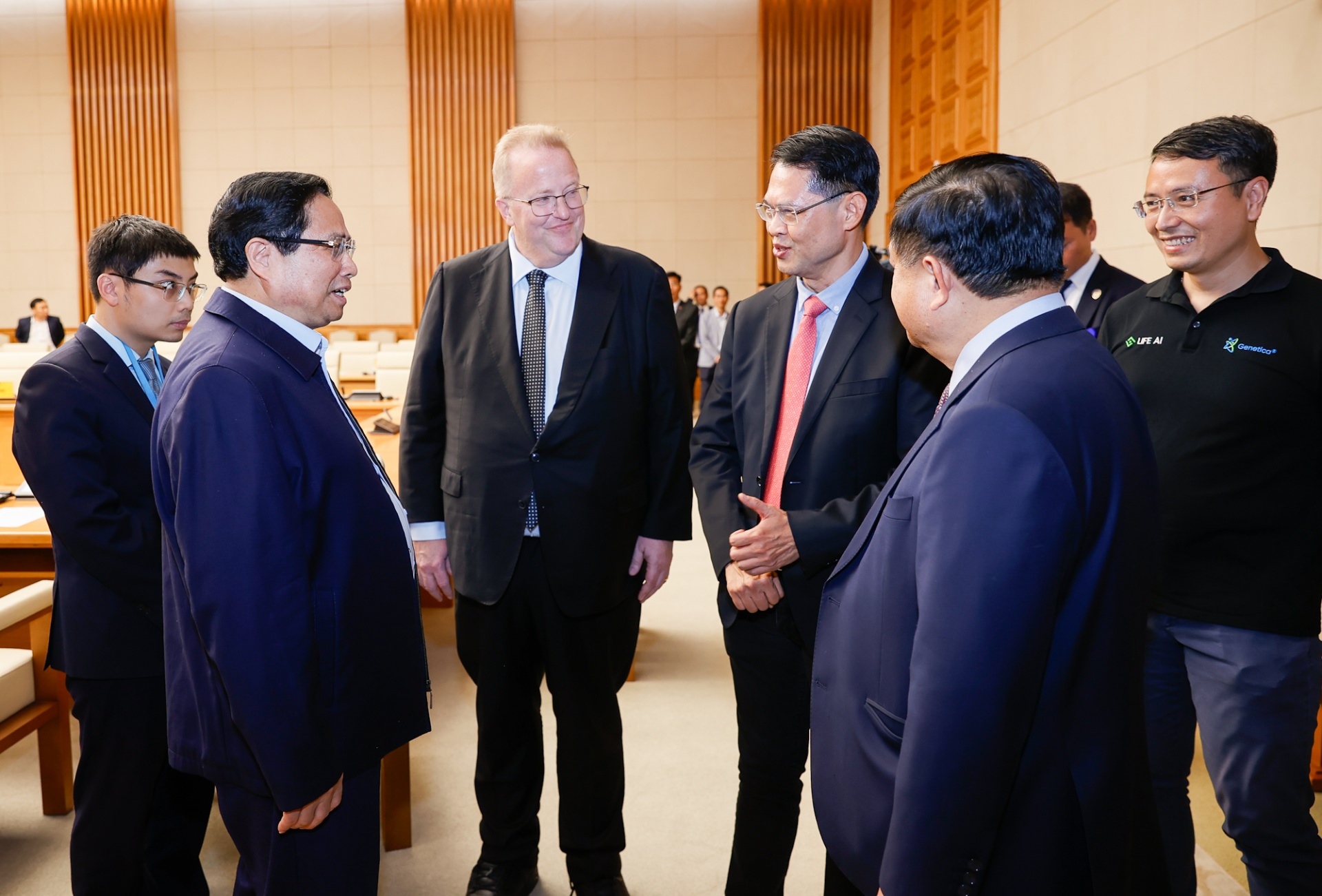  Thủ tướng trò chuyện với các chuyên gia, nhà khoa học tới Việt Nam nhận Giải thưởng VinFuture và tham dự Tuần lễ Khoa học công nghệ VinFuture 2024 - Ảnh: VGP