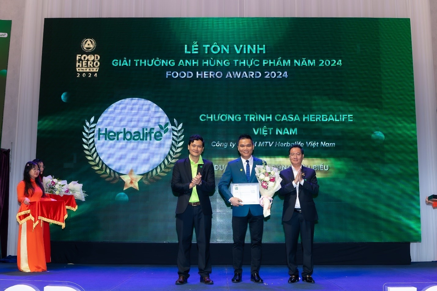 Ảnh: Ông Nguyễn Thành Đạt – Giám đốc Truyền thông Herbalife Việt Nam đại diện nhận giải Food Hero 2024