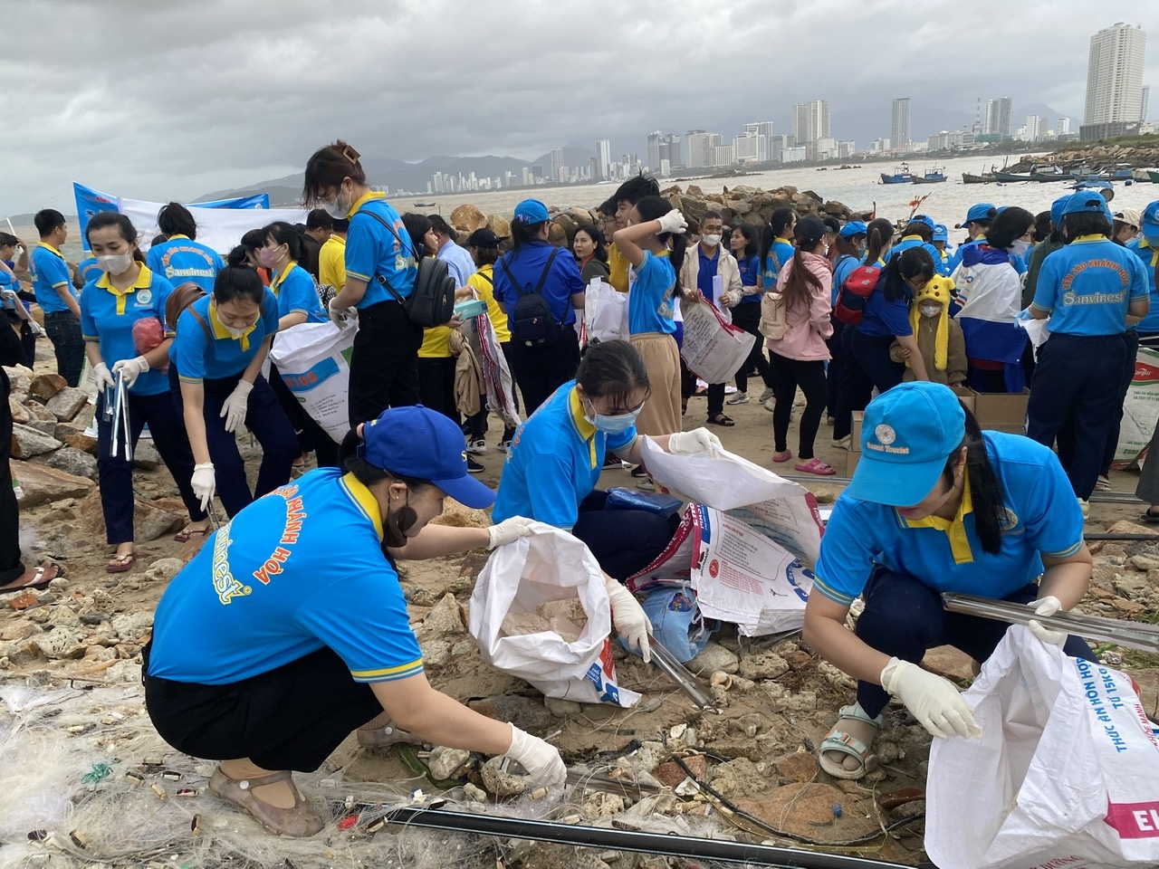 Ban tổ chức Giải Nha Trang Night Run Sanvinest - Báo Khánh Hòa 2024: Phát động bảo vệ môi trường biển và thu gom 2 tấn rác thải, làm sạch bãi biển