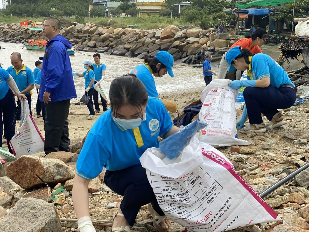 Ban tổ chức Giải Nha Trang Night Run Sanvinest - Báo Khánh Hòa 2024: Phát động bảo vệ môi trường biển và thu gom 2 tấn rác thải, làm sạch bãi biển