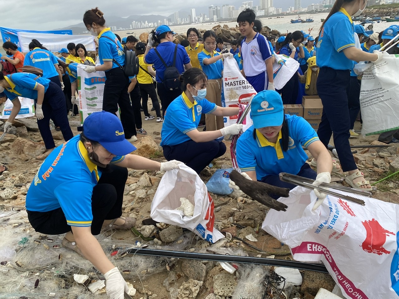 Ban tổ chức Giải Nha Trang Night Run Sanvinest - Báo Khánh Hòa 2024: Phát động bảo vệ môi trường biển và thu gom 2 tấn rác thải, làm sạch bãi biển