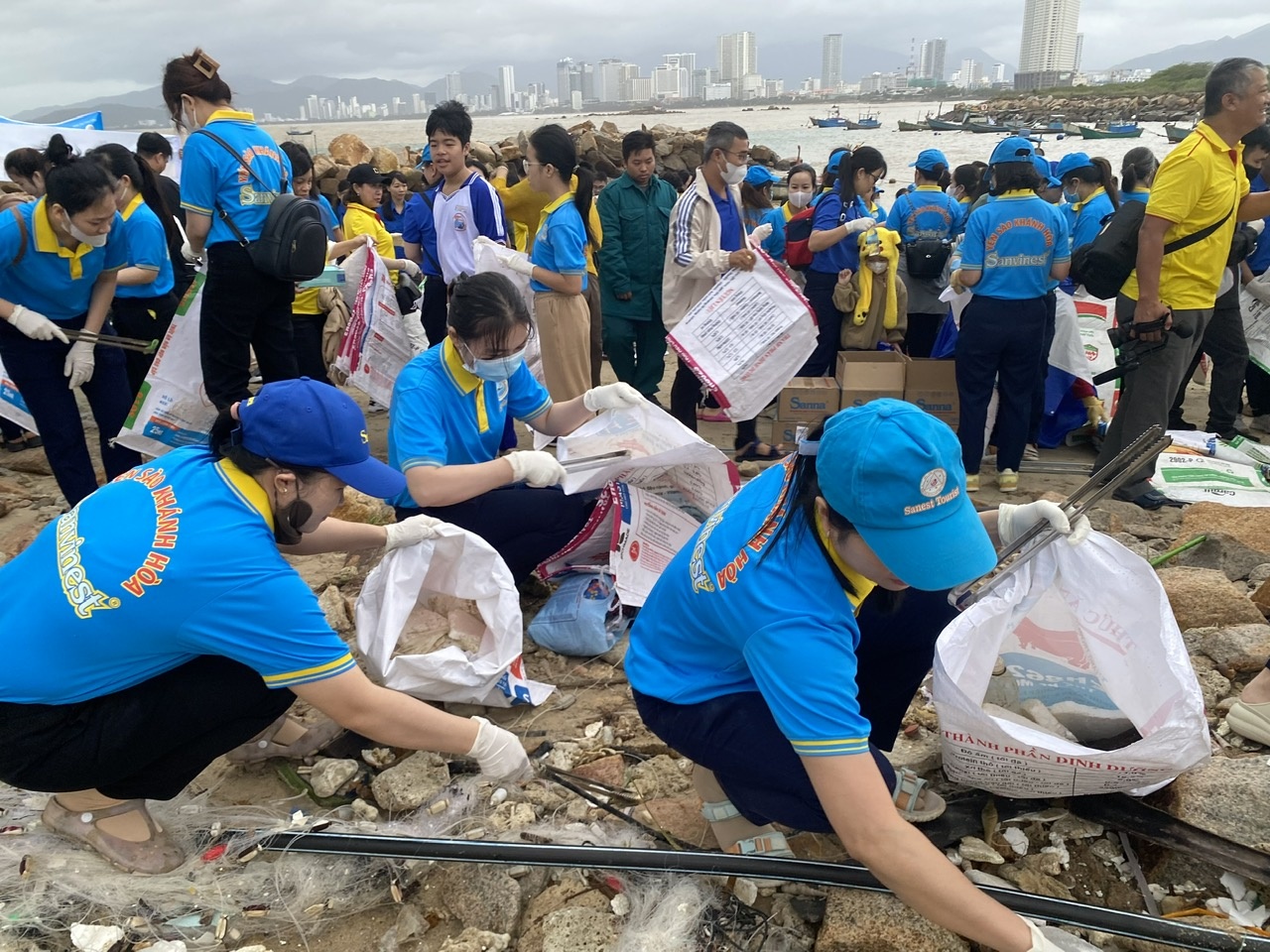 Ban tổ chức Giải Nha Trang Night Run Sanvinest - Báo Khánh Hòa 2024: Phát động bảo vệ môi trường biển và thu gom 2 tấn rác thải, làm sạch bãi biển