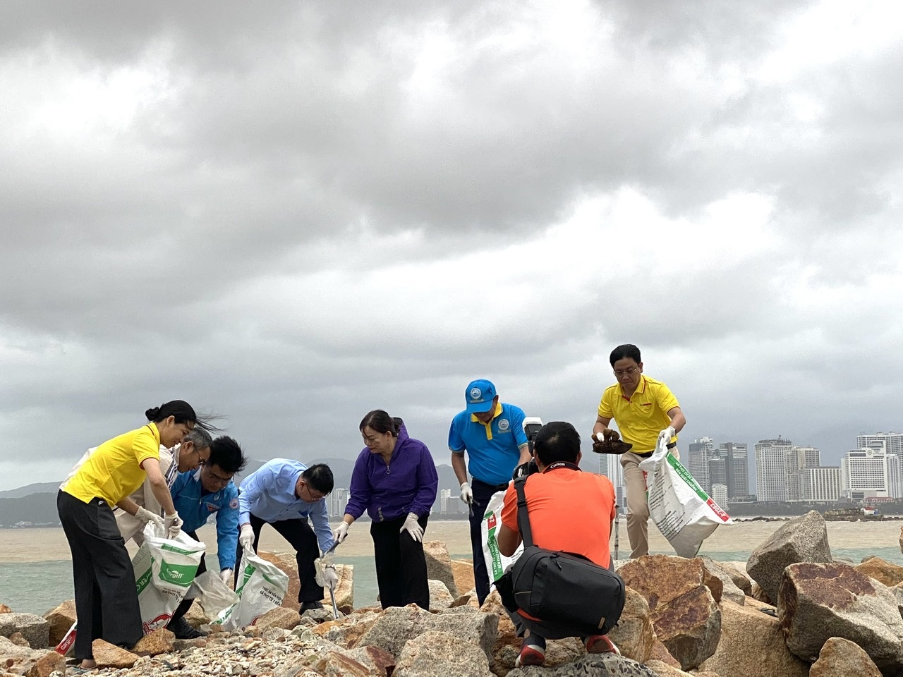 Ban tổ chức Giải Nha Trang Night Run Sanvinest - Báo Khánh Hòa 2024: Phát động bảo vệ môi trường biển và thu gom 2 tấn rác thải, làm sạch bãi biển