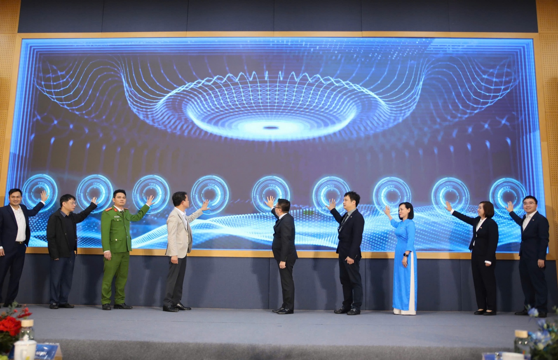 Nghi thức kích hoạt triển khai dịch vụ xác thực điện tử của nhà thuốc FPT Long Châu qua VNeID. Ảnh: FPT Long Châu.