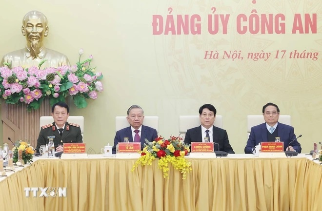 Tổng Bí thư Tô Lâm cùng các đồng chí Ủy viên Bộ Chính trị, Ủy viên Thường vụ Đảng uỷ Công an Trung ương: Chủ tịch nước Lương Cường, Thủ tướng Phạm Minh Chính và Đại tướng Lương Tam Quang, Bí thư Đảng ủy Công an Trung ương, Bộ trưởng Bộ Công an chủ trì Hội nghị. (Ảnh: TTXVN) Tổng Bí thư Tô Lâm cùng các đồng chí Ủy viên Bộ Chính trị, Ủy viên Thường vụ Đảng uỷ Công an Trung ương: Chủ tịch nước Lương Cường, Thủ tướng Phạm Minh Chính và Đại tướng Lương Tam Quang, Bí thư Đảng ủy Công an Trung ương, Bộ trưởng Bộ Công an chủ trì Hội nghị. (Ảnh: TTXVN)