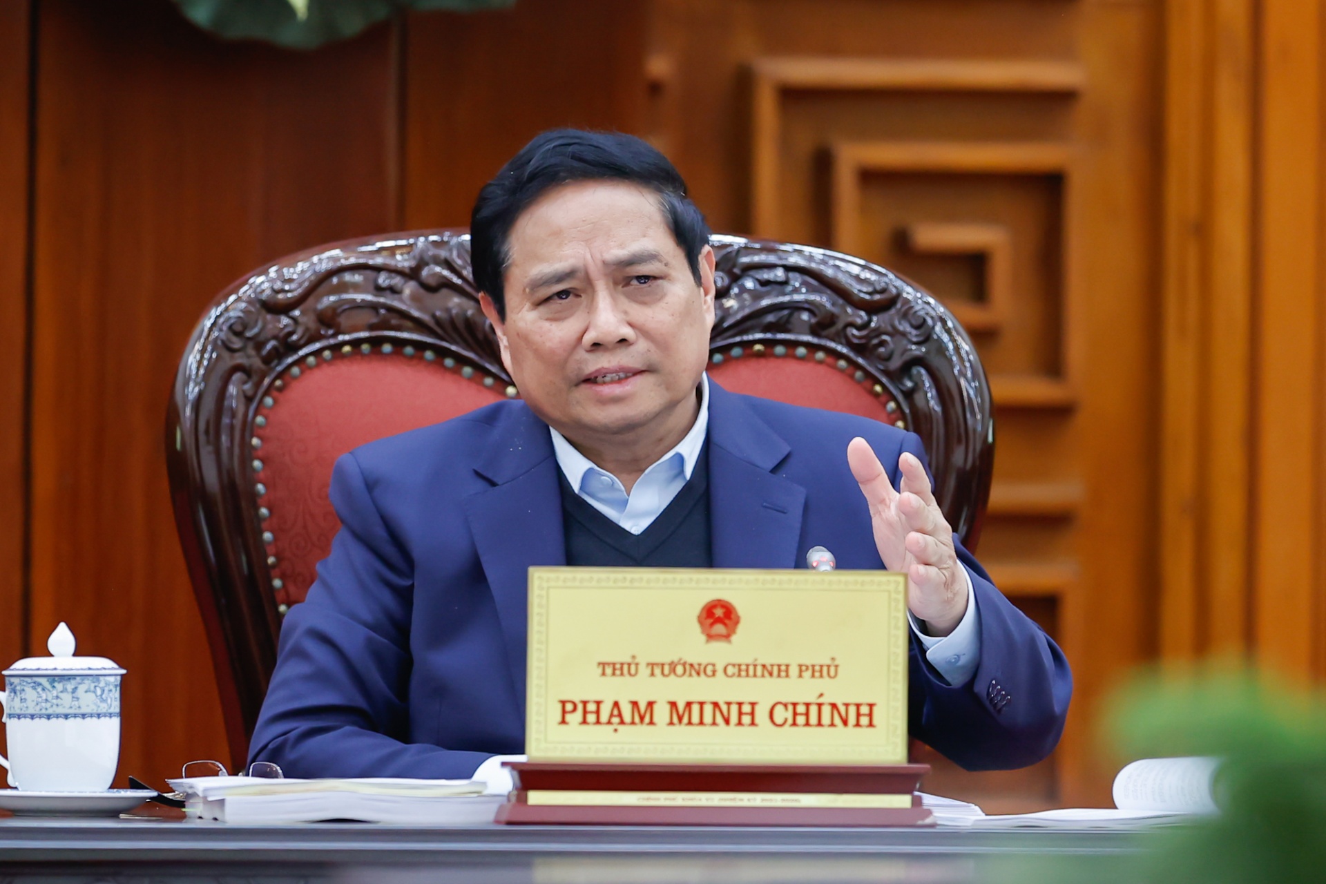 Thủ tướng Phạm Minh Chính nhấn mạnh nguyên tắc việc xây dựng chế độ, chính sách phải đảm bảo công bằng, nhân văn, hài hòa và tương quan hợp lý giữa các đối tượng để ổn định cuộc sống, bảo đảm quyền, lợi ích hợp pháp cho cán bộ, công chức, viên chức và người lao động - Ảnh: VGP