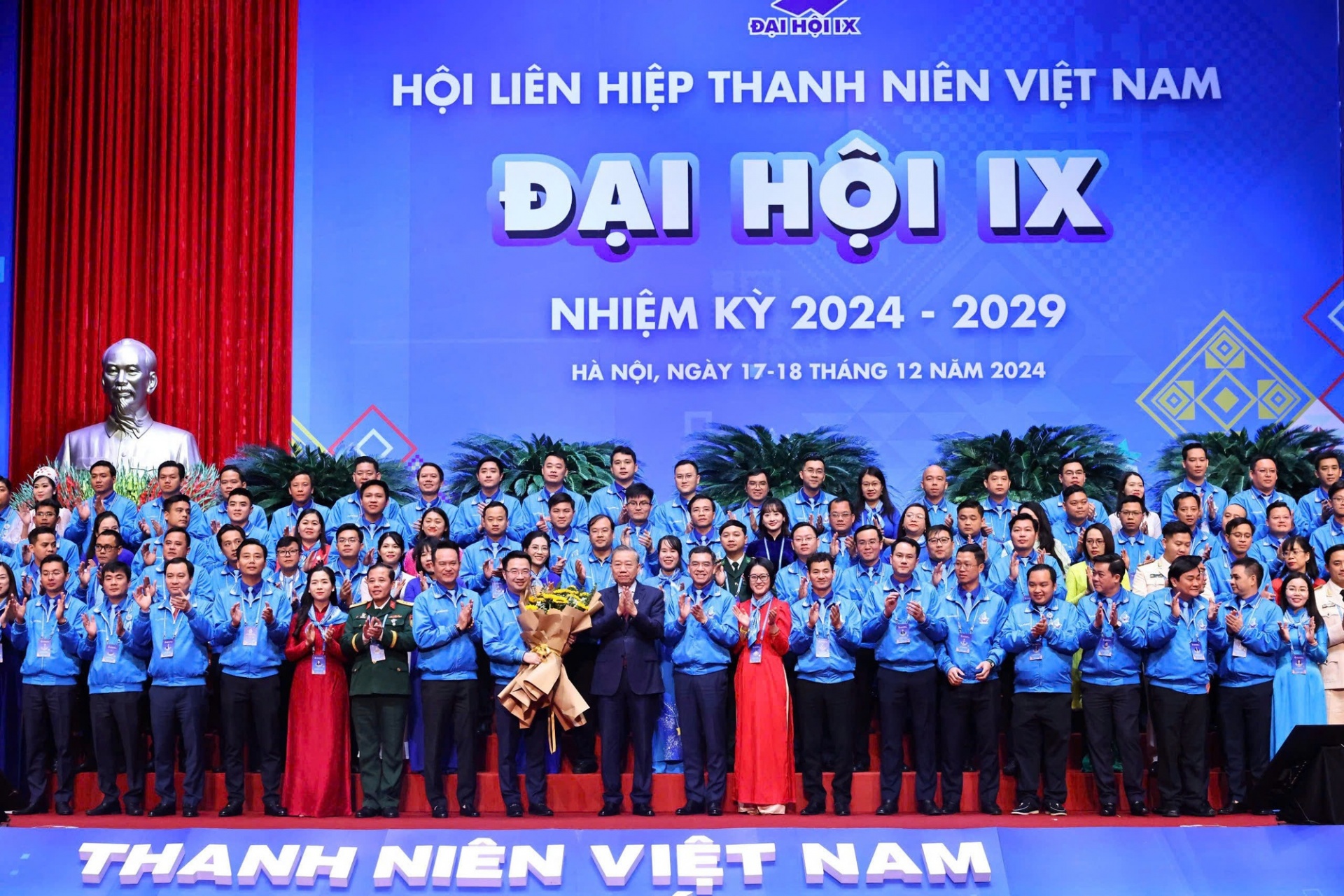   Tổng Bí thư Tô Lâm tặng hoa chúc mừng Ủy ban Trung ương Hội Liên hiệp Thanh niên Việt Nam khóa IX - Ảnh: VGP
