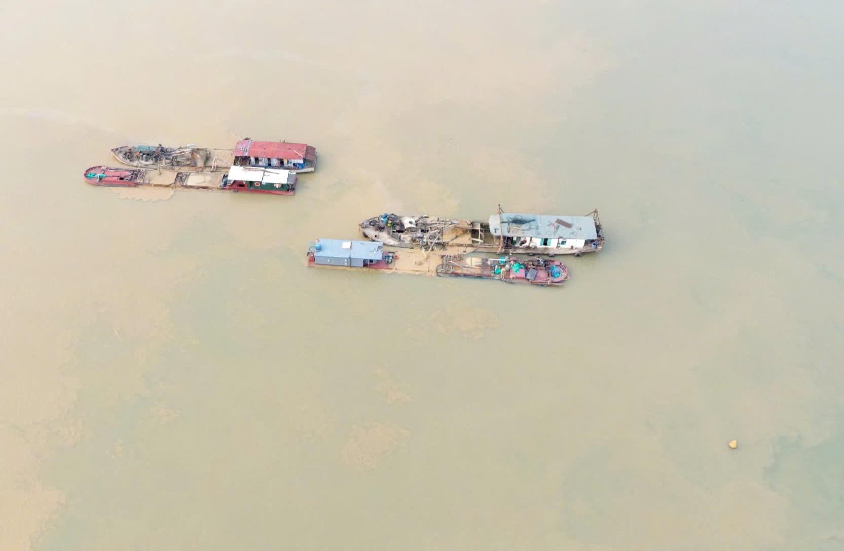 Mỏ cát số 66 thực hiện KTKS trong phạm vi mỏ được cấp phép, thực hiện đăng kiểm tàu, thuyền và hoạt động đúng giờ quy định Mỏ cát số 66 thực hiện KTKS trong phạm vi mỏ được cấp phép, thực hiện đăng kiểm tàu, thuyền và hoạt động đúng giờ quy định