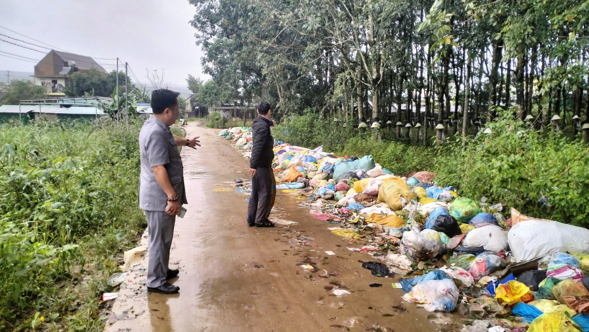 Phóng viên Sức khỏe & Môi trường (áo xám) ghi nhận tại bãi rác Phóng viên Sức khỏe & Môi trường (áo xám) ghi nhận tại bãi rác