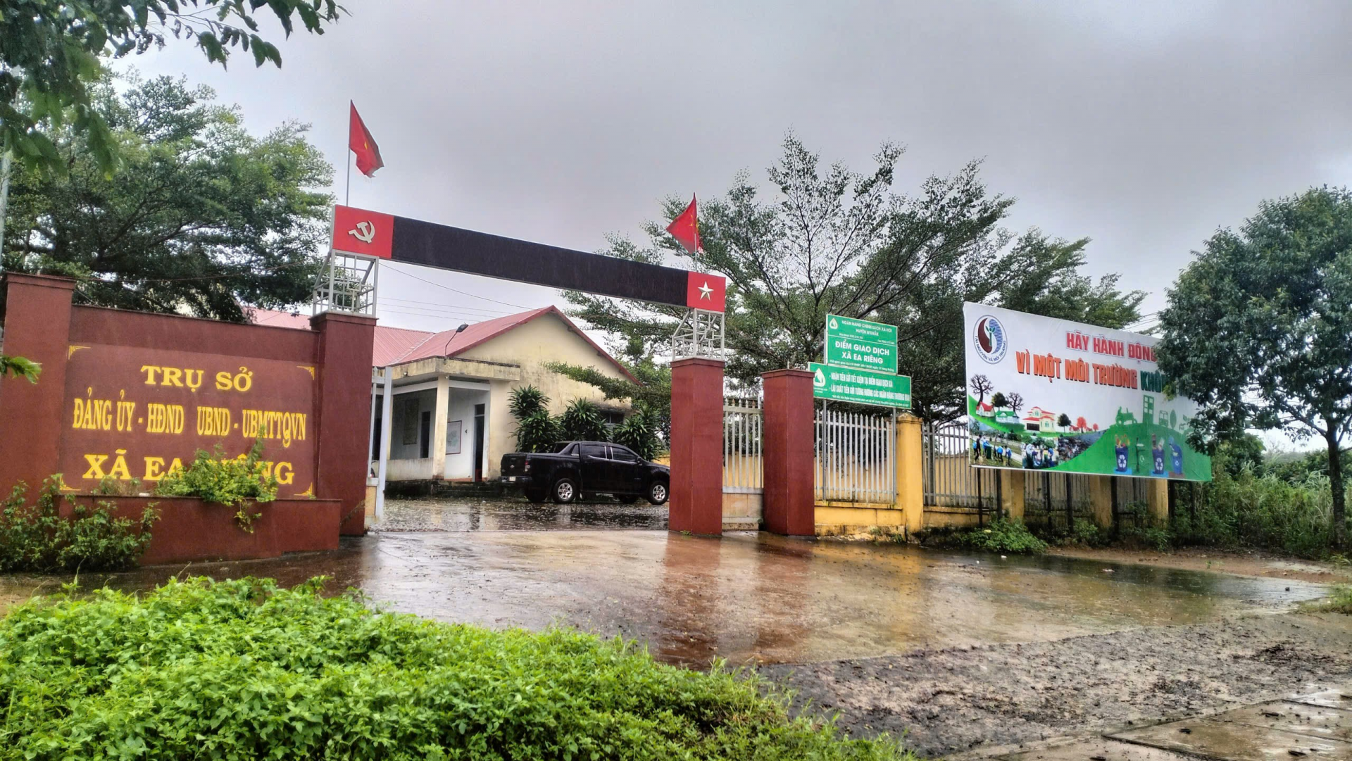 Tấm pano “Hãy hành động vì một môi trường không rác thải” trước UBND xã Ea Riêng Tấm pano “Hãy hành động vì một môi trường không rác thải” trước UBND xã Ea Riêng