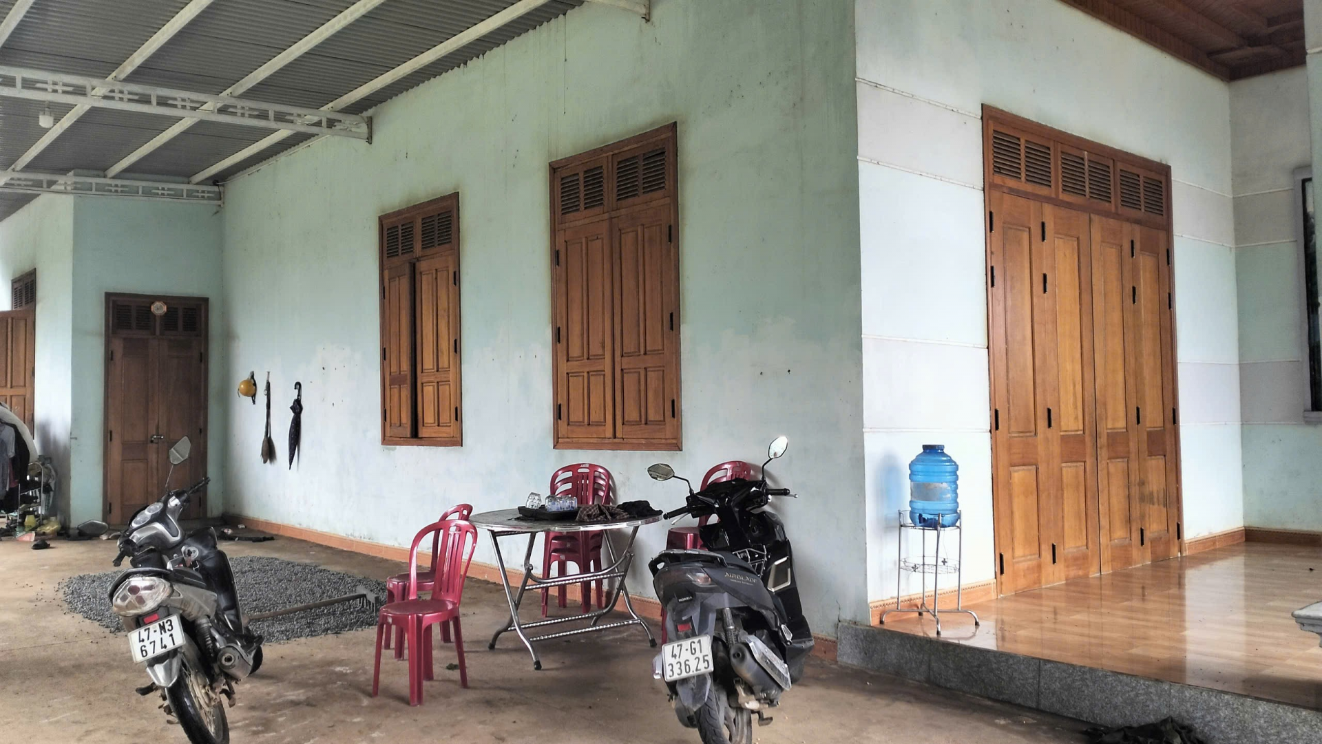 Nhà cửa đóng cửa im ỉm vì người dân sợ ô nhiễm từ bãi rác Nhà cửa đóng cửa im ỉm vì người dân sợ ô nhiễm từ bãi rác