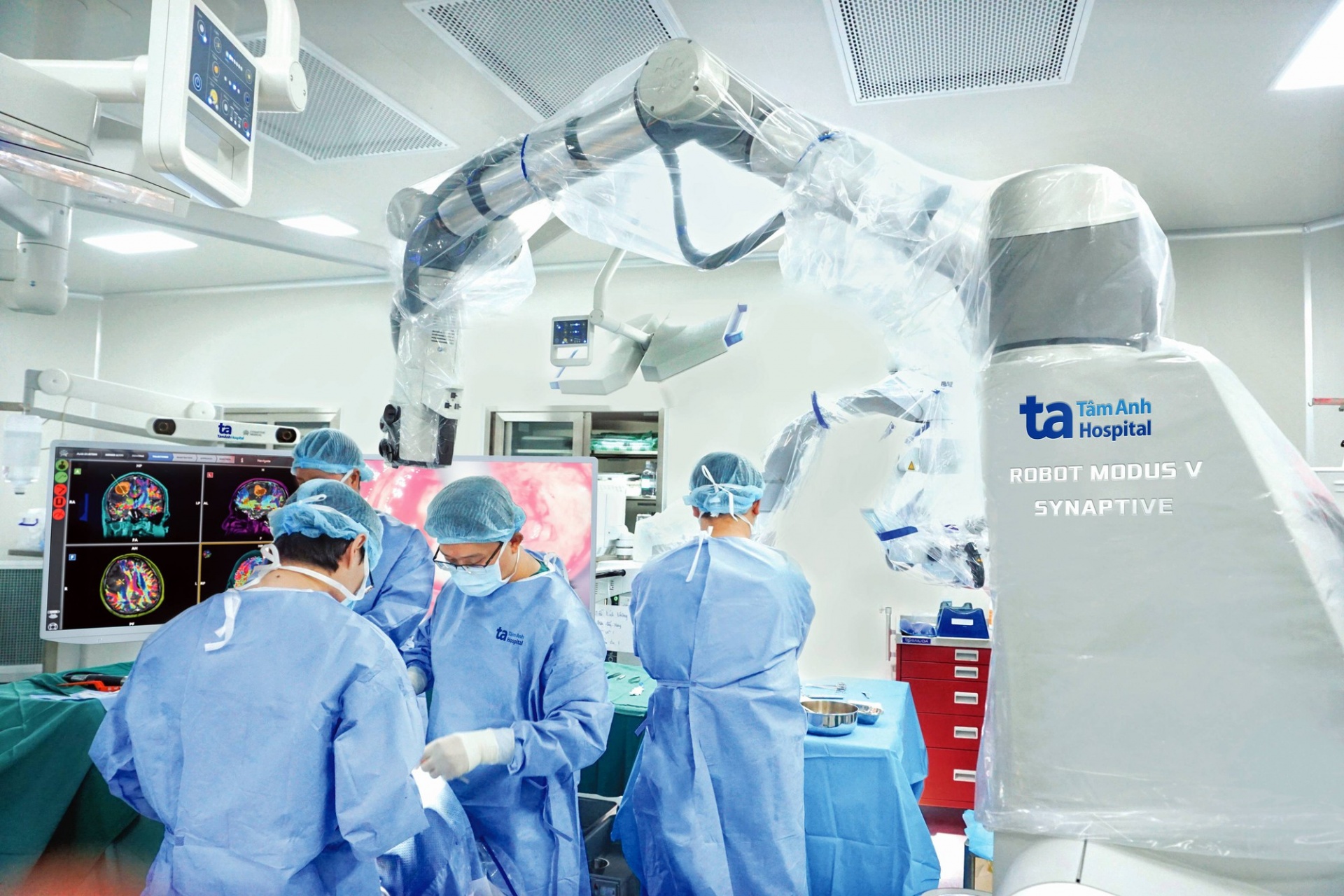100 ca mổ não và tủy sống bằng Robot AI duy nhất tại Việt Nam