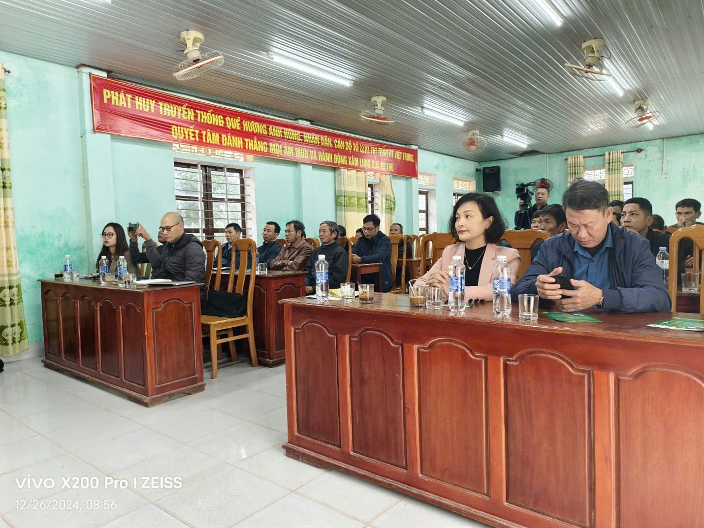 Đông đảo bà con nông dân và lãnh đạo ban ngành, đoàn thể về tham gia buổi lễ