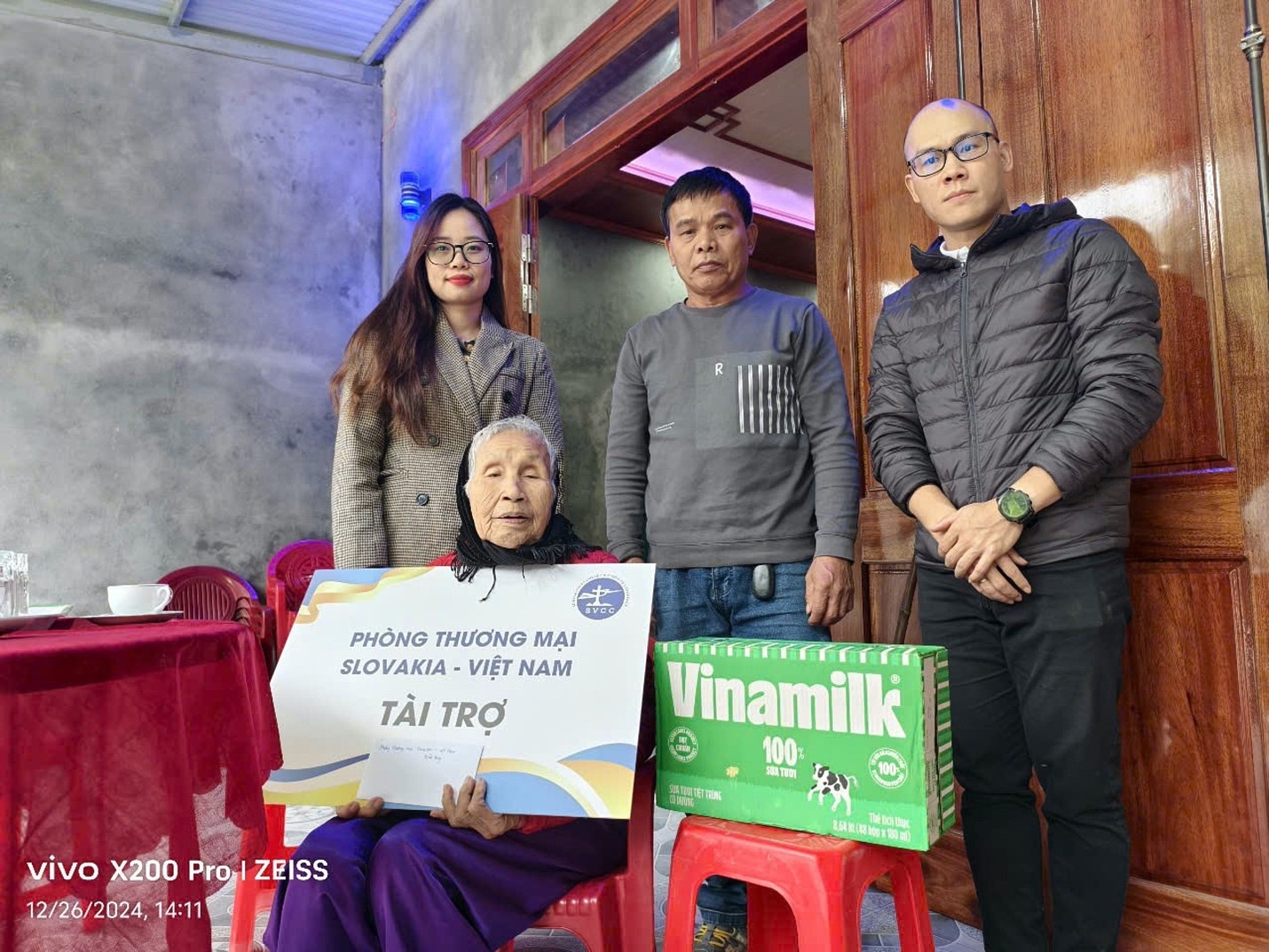   Thăm và tặng quà mẹ Đỗ Thị Điểm 104 tuổi – mẹ Việt Nam anh hùng tại thôn Đông Giang, xã Hưng Trách, huyện Bố Trạch, Quảng Bình.