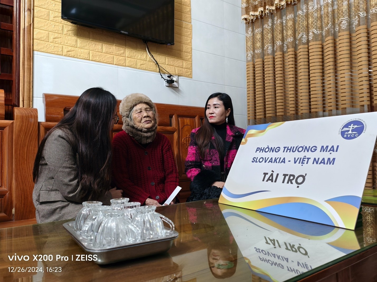 Đại diện SVCC thăm và trao quà cho mẹ Hoàng Thị Hy 105 tuổi – Mẹ Việt Nam anh hùng tại thôn Thượng Thọ, xã Cảnh Hoá, huyện Quảng Trạch, tỉnh Quảng Bình.