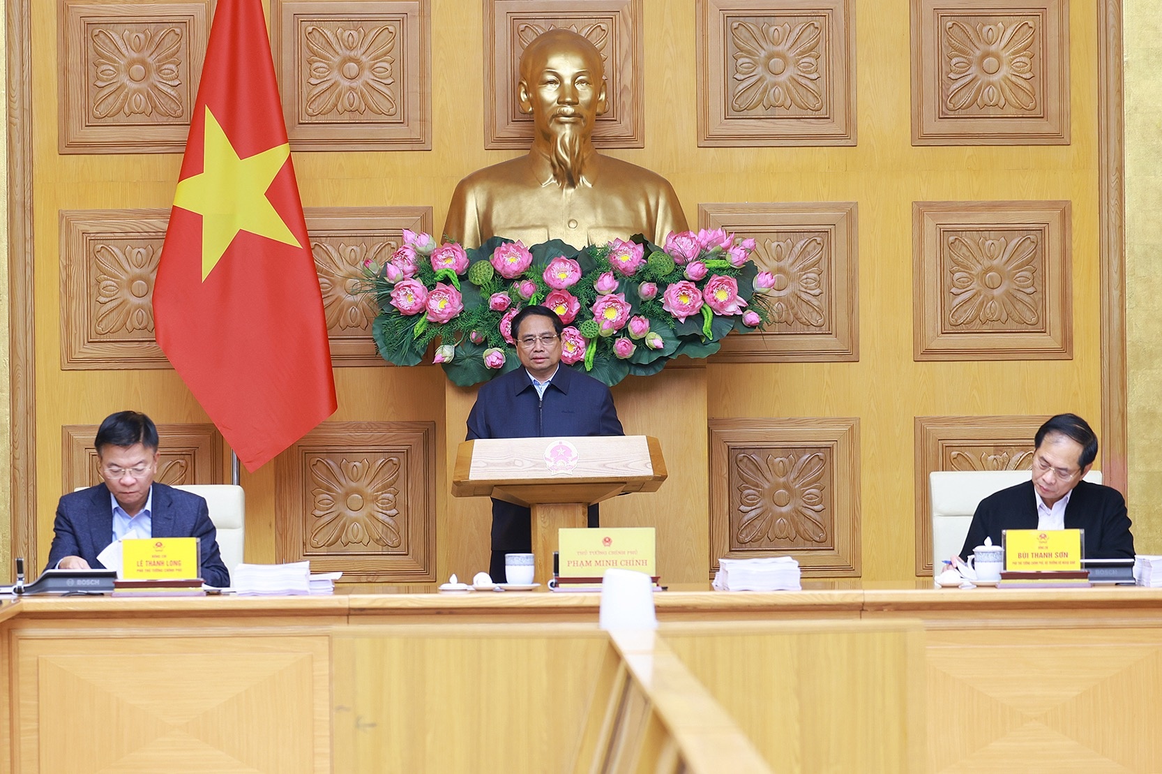   Thủ tướng Chính phủ yêu cầu các bộ, ngành theo chức năng, nhiệm vụ tiếp tục chủ động rà soát, nghiên cứu xây dựng, sửa đổi, bổ sung các văn bản quy phạm pháp luật chịu sự tác động của việc sắp xếp tổ chức bộ máy - Ảnh: VGP