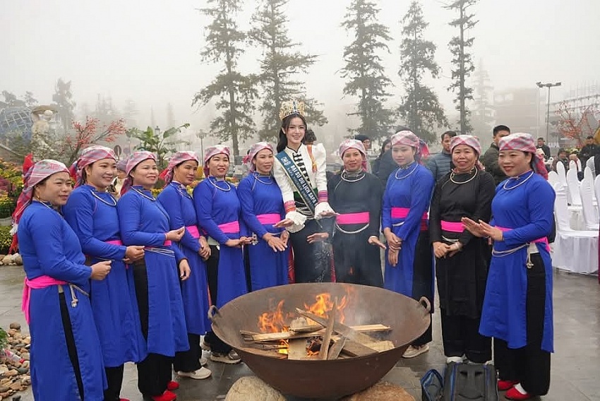 undefined Thị xã Sa Pa tổ chức chương trình nghệ thuật chào mừng những khác du lịch đầu tiên tới Sa Pa năm 2025