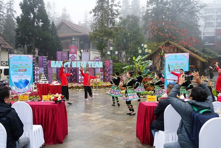 undefined Thị xã Sa Pa tổ chức chương trình nghệ thuật chào mừng những khác du lịch đầu tiên tới Sa Pa năm 2025