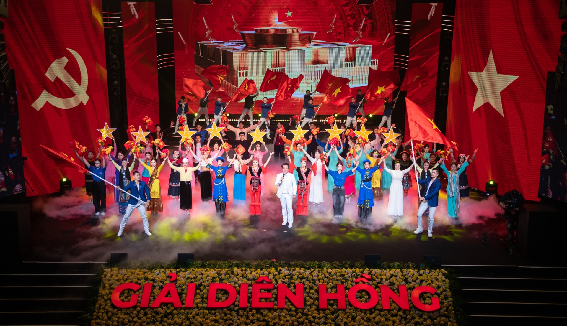   Lễ trao Giải báo chí toàn quốc về Quốc hội và Hội đồng nhân dân (Giải Diên Hồng) lần thứ ba - năm 2025 diễn ra tối 5/12 - Ảnh: VGP