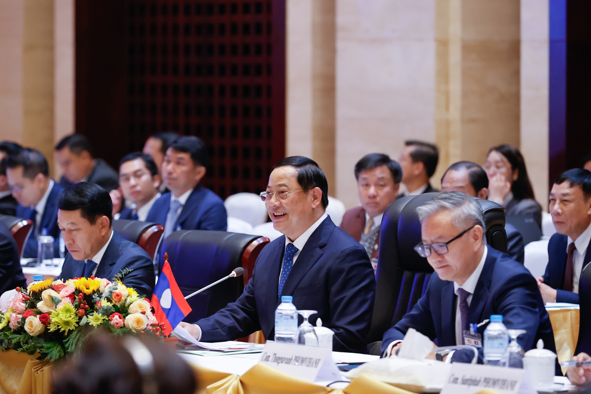   Hai Thủ tướng nhấn mạnh sẽ quyết liệt tập trung chỉ đạo các bộ, ngành, địa phương, doanh nghiệp, đơn vị liên quan phối hợp chặt chẽ triển khai có hiệu quả các thỏa thuận cam kết, trong đó sẽ tiếp tục tạo thuận lợi tối đa cho doanh nghiệp hai nước hợp tác đầu tư, sản xuất kinh doanh - Ảnh: VGP