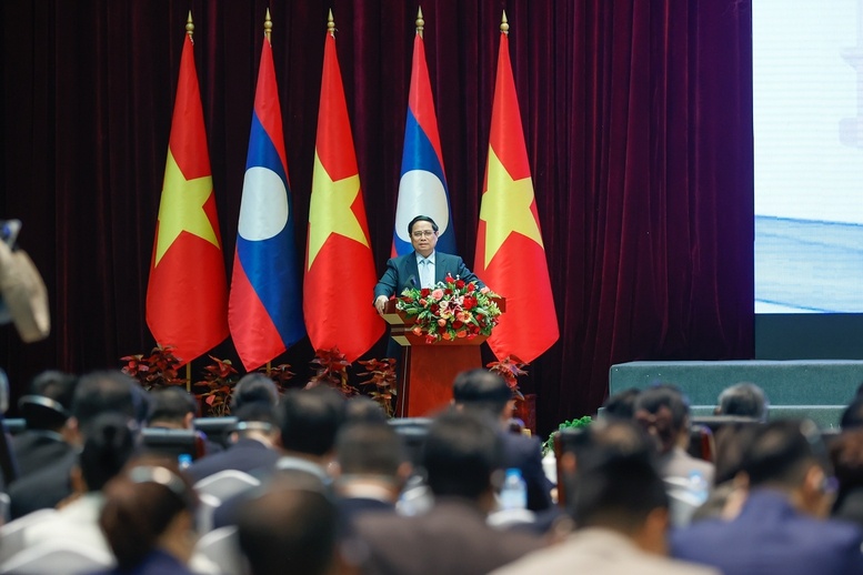 Về các kiến nghị của doanh nghiệp, Thủ tướng đánh giá là rất sát thực tế, đề nghị các bộ, ngành, cơ quan, địa phương của hai nước chủ động giải quyết, trên tinh thần cắt giảm thủ tục, phân cấp, phân quyền cho địa phương để làm thủ tục nhanh hơn, tạo thuận lợi nhất cho doanh nghiệp - Ảnh: VGP/Nhật Bắc Về các kiến nghị của doanh nghiệp, Thủ tướng đánh giá là rất sát thực tế, đề nghị các bộ, ngành, cơ quan, địa phương của hai nước chủ động giải quyết, trên tinh thần cắt giảm thủ tục, phân cấp, phân quyền cho địa phương để làm thủ tục nhanh hơn, tạo thuận lợi nhất cho doanh nghiệp - Ảnh: VGP/Nhật Bắc