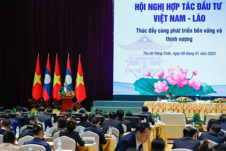 Thủ tướng biểu dương những nỗ lực của doanh nghiệp hai nước thời gian qua, đạt được những kết quả hợp tác tích cực, góp phần vào sự phát triển của Việt Nam và Lào, mang lại lợi ích thiết thực cho nhân dân hai nước - Ảnh: VGP Thủ tướng biểu dương những nỗ lực của doanh nghiệp hai nước thời gian qua, đạt được những kết quả hợp tác tích cực, góp phần vào sự phát triển của Việt Nam và Lào, mang lại lợi ích thiết thực cho nhân dân hai nước - Ảnh: VGP