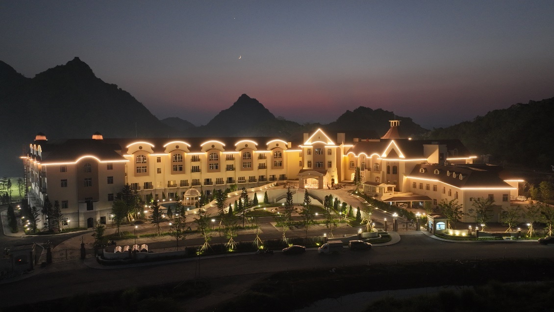 Khách sạn cao cấp The Legend Valley Hotel nằm trong khu phức hợp thể thao và du lịch Legend Valley Country Club lung linh huyền ảo, hòa quyện với phong cảnh tuyệt đẹp của vùng đất Hà Nam