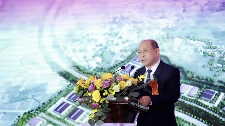 Ông Bùi Đức Hinh – Chủ tịch UBND tỉnh Hòa Bình phát biểu tại lễ khởi công Ông Bùi Đức Hinh – Chủ tịch UBND tỉnh Hòa Bình phát biểu tại lễ khởi công