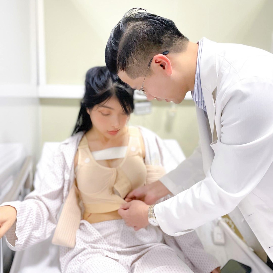 Nâng ngực, hút mỡ cùng lúc: Liệu có đảm bảo an toàn? Nâng ngực, hút mỡ cùng lúc: Liệu có đảm bảo an toàn?