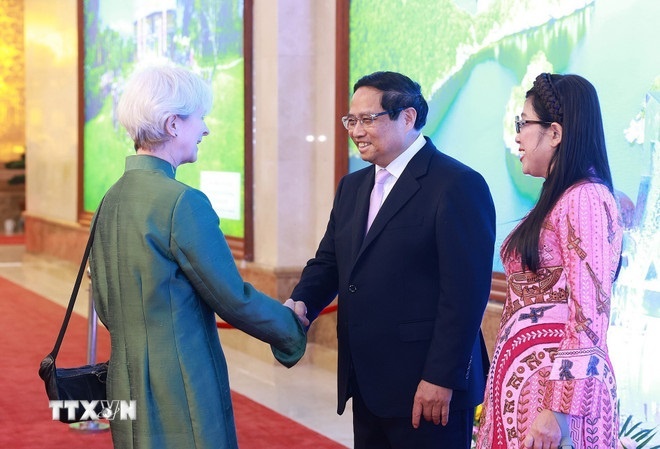   Thủ tướng Phạm Minh Chính và Phu nhân đón các Đại sứ, Trưởng đại diện các tổ chức quốc tế tại Hà Nội, Phu quân, Phu nhân tại buổi chiêu đãi. (Ảnh: TTXVN)