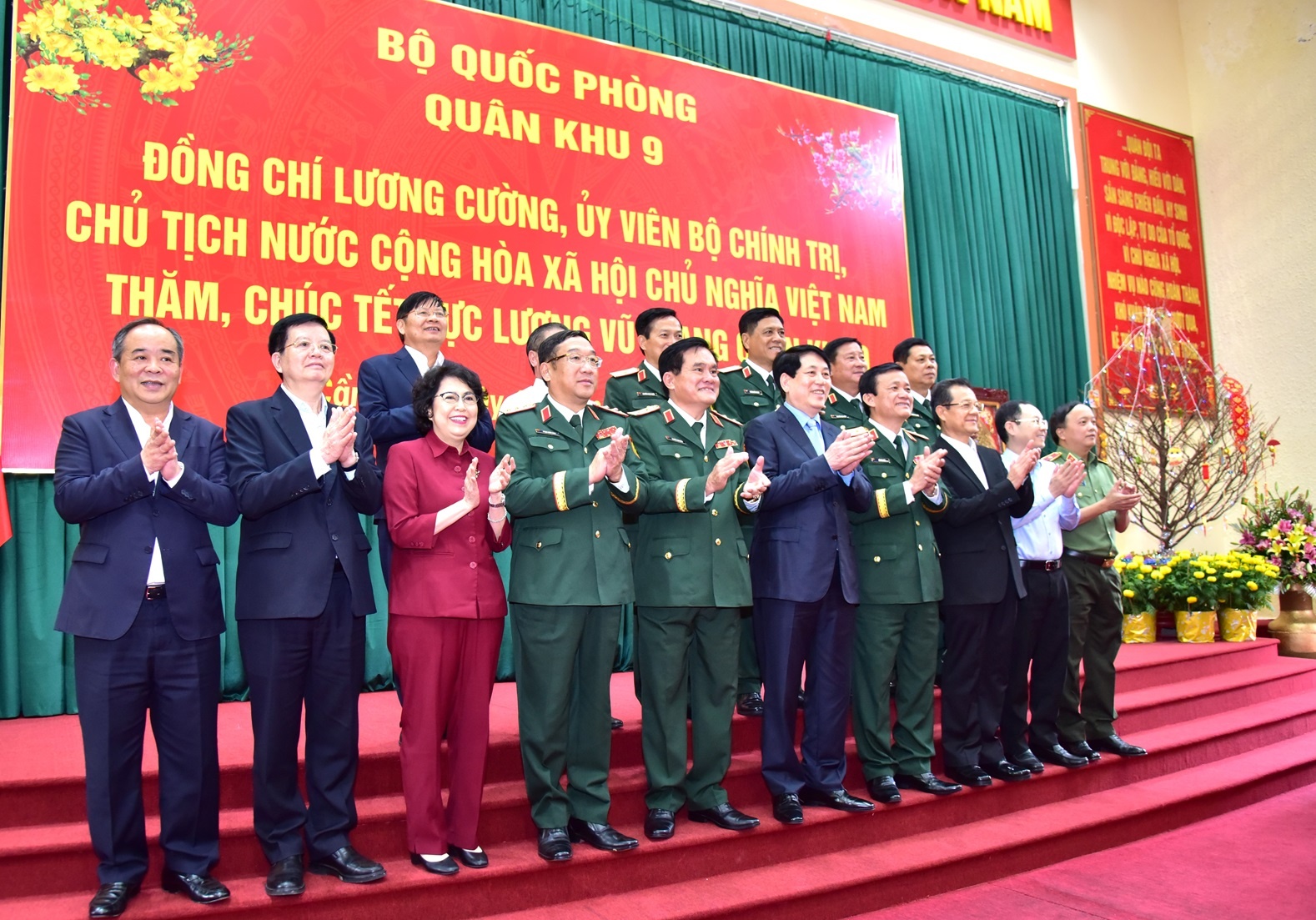 Chủ tịch nước Lương Cường thăm, chúc Tết lực lượng vũ trang Quân khu 9