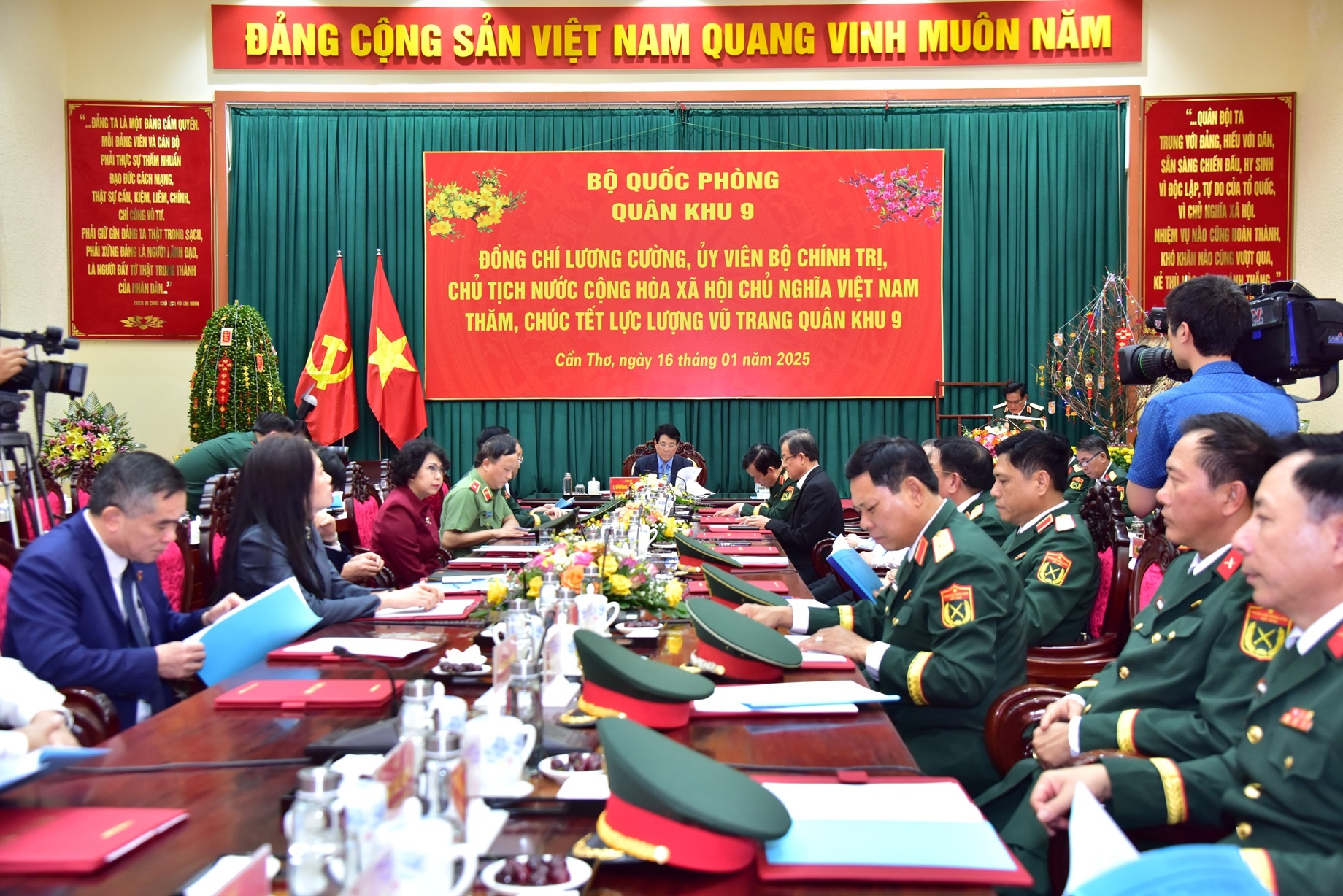 Chủ tịch nước Lương Cường thăm, chúc Tết lực lượng vũ trang Quân khu 9