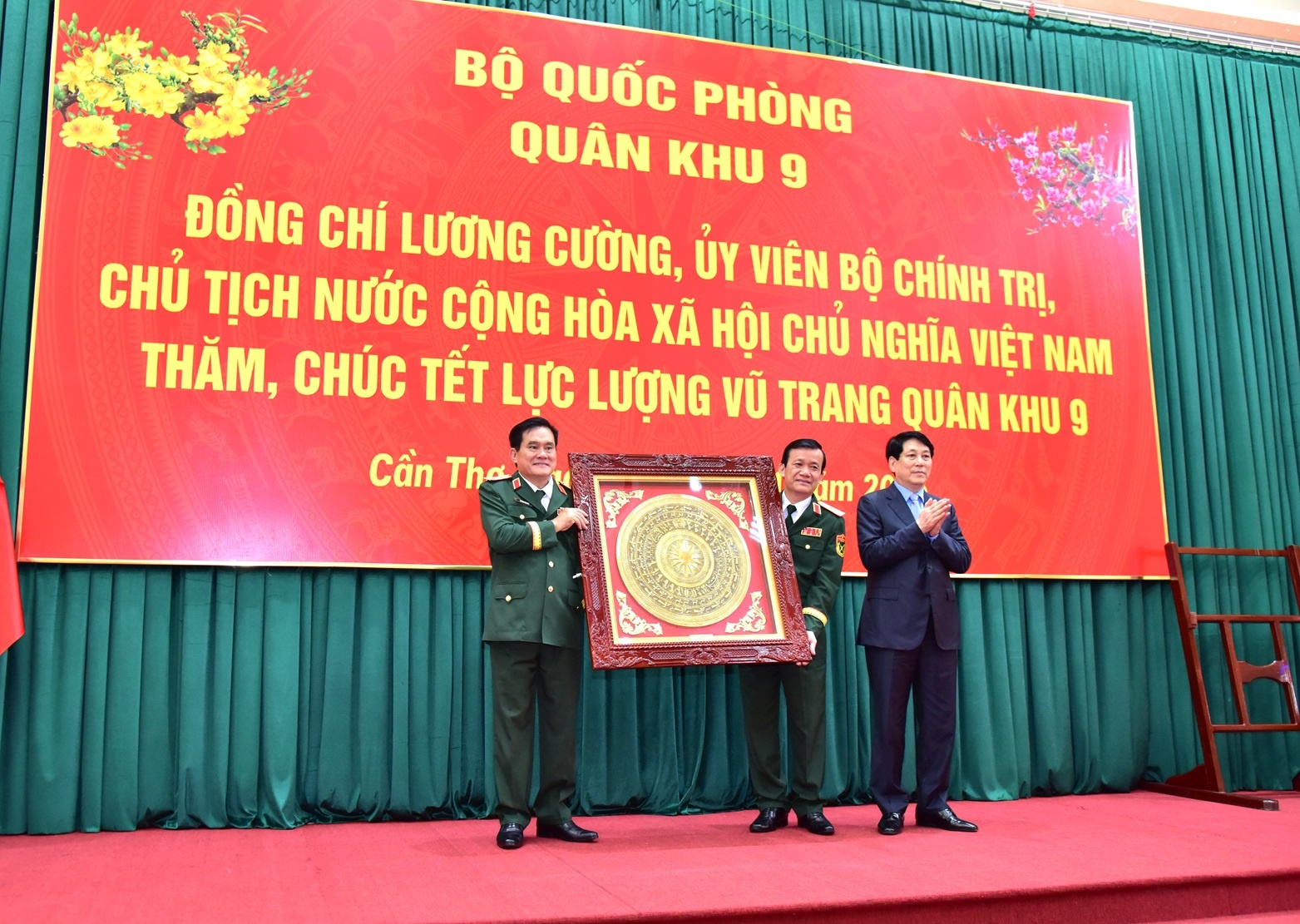 Chủ tịch nước Lương Cường thăm, chúc Tết lực lượng vũ trang Quân khu 9