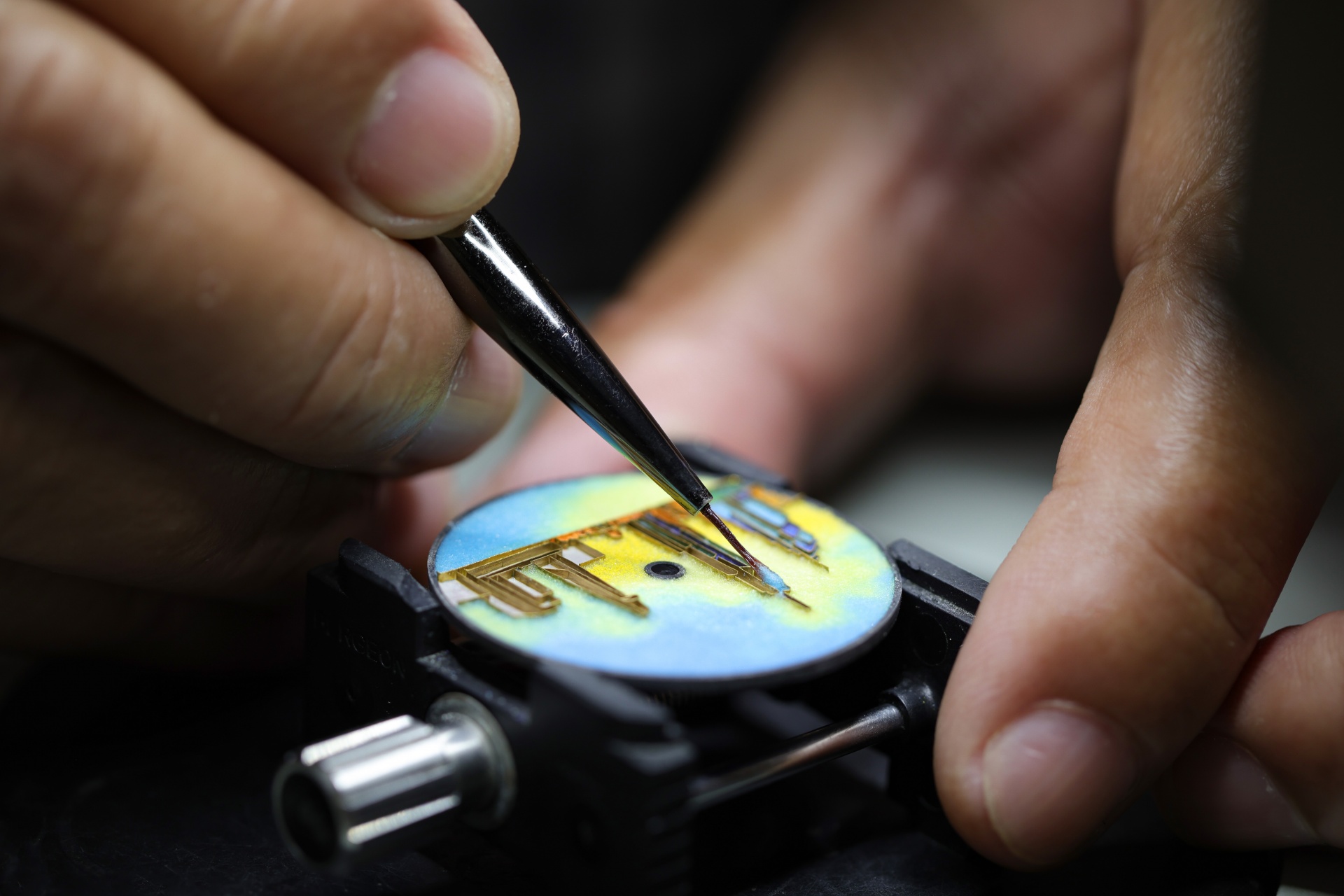 Nghệ nhân Lê Nguyễn Hoàng Anh Duy - người sáng lập thương hiệu đồng hồ MarkLE Nghệ nhân Lê Nguyễn Hoàng Anh Duy - người sáng lập thương hiệu đồng hồ MarkLE