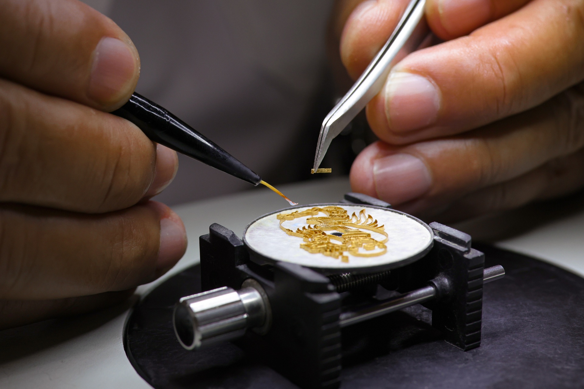 Nghệ nhân Lê Nguyễn Hoàng Anh Duy - người sáng lập thương hiệu đồng hồ MarkLE Nghệ nhân Lê Nguyễn Hoàng Anh Duy - người sáng lập thương hiệu đồng hồ MarkLE